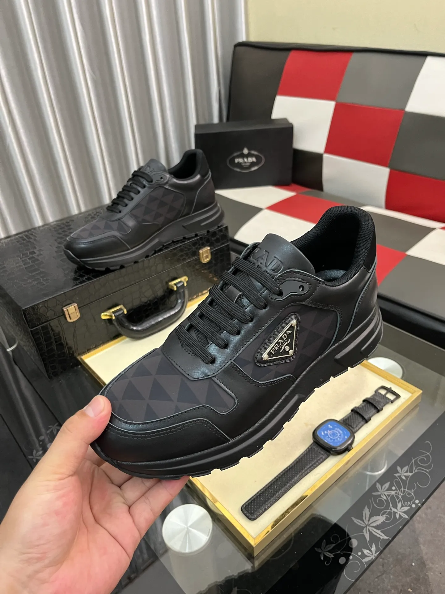 Men's men's shoes 💰420⌚️⌚️ Prada/Prada Men's new casual shoes, this sports shoe is made of imported calfskin upper with breathable mesh and breathable mesh lining. The foot pads are made of sheepskin, and the outsole is made of non-slip sports exclusive rubber outsole with logo. It feels good on the feet and is a fashionable item! Size: 38-442️⃣Colors available